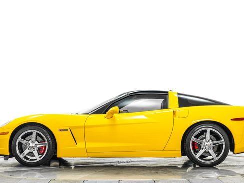 Used 2005 Chevrolet Corvette Coupe w/ Preferred Equipment Group RWD image 6