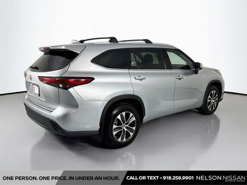 Used 2022 Toyota Highlander XLE AWD/4WD image 5