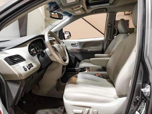 Used 2013 Toyota Sienna XLE image 4