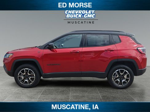 Used 2025 Jeep Compass Trailhawk AWD/4WD image 2