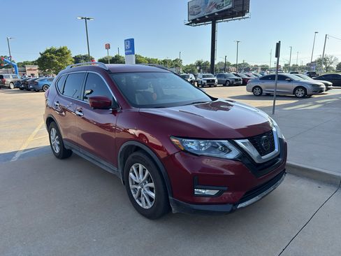 Used 2018 Nissan Rogue SV w/ Premium Package FWD image 2