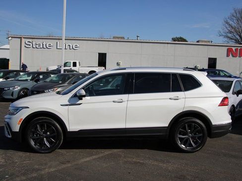 Used 2023 Volkswagen Tiguan SE image 2