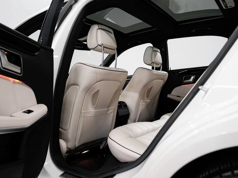 Used 2015 Mercedes-Benz E 400 Sedan image 33