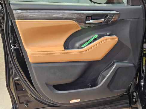 New 2026 Toyota Highlander Platinum AWD/4WD image 11