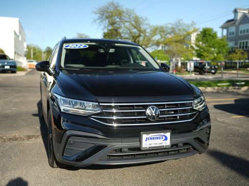 Certified 2024 Volkswagen Tiguan SE w/ Panoramic Sunroof Package AWD/4WD image 2
