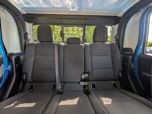 Used 2023 Jeep Gladiator Sport image 16