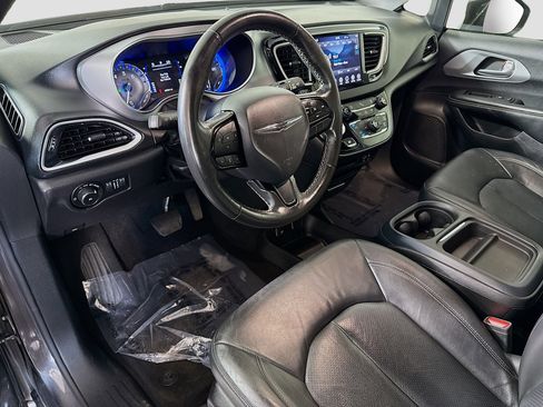 Used 2020 Chrysler Pacifica Touring-L w/ S Appearance Package image 23