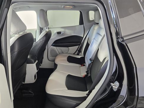 Used 2018 Jeep Compass Latitude image 8