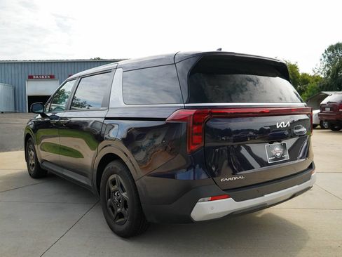 Used 2025 Kia Carnival FWD image 4