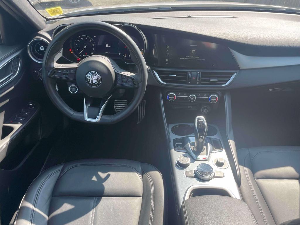 Used 2025 Alfa Romeo Giulia AWD image 13