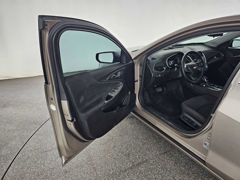 Used 2025 Chevrolet Malibu RS FWD image 19