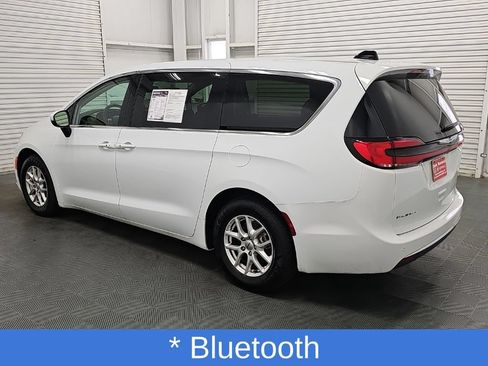 Used 2023 Chrysler Pacifica Touring-L FWD image 6