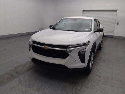 Used 2025 Chevrolet Trax LS FWD image 15