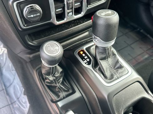 Used 2025 Jeep Wrangler Unlimited Sahara w/ Safety Group AWD/4WD image 19