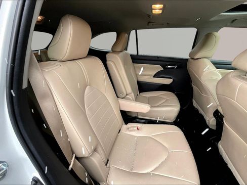 Used 2023 Toyota Highlander XLE image 26