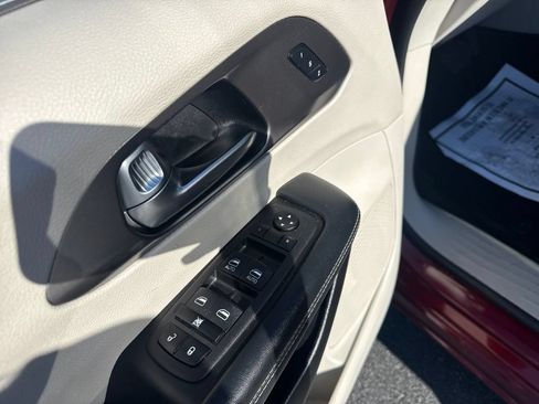 Used 2023 Chrysler Pacifica Touring-L FWD image 19