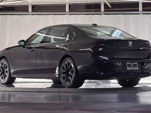 Used 2023 BMW 740i w/ Parking Assistance Package RWD image 3