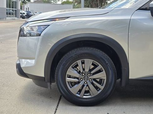 Used 2024 Nissan Pathfinder SV w/ SV Premium Package FWD image 9