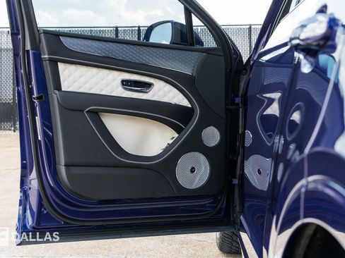 Used 2023 Bentley Bentayga image 22