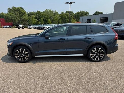 Used 2025 Volvo V60 B5 Cross Country Ultra AWD/4WD image 2