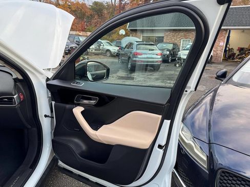 Used 2018 Jaguar F-PACE Premium image 27