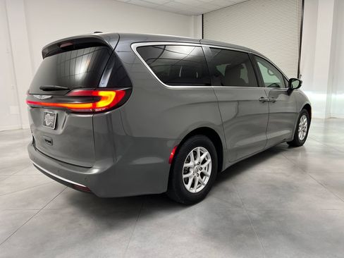 Used 2023 Chrysler Pacifica Touring-L FWD image 9