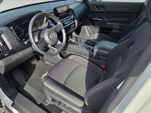 Used 2024 Nissan Pathfinder SV image 18