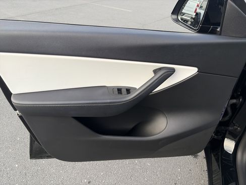 Used 2021 Tesla Model Y Long Range image 18