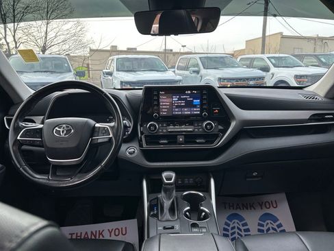 Used 2022 Toyota Highlander XLE image 12