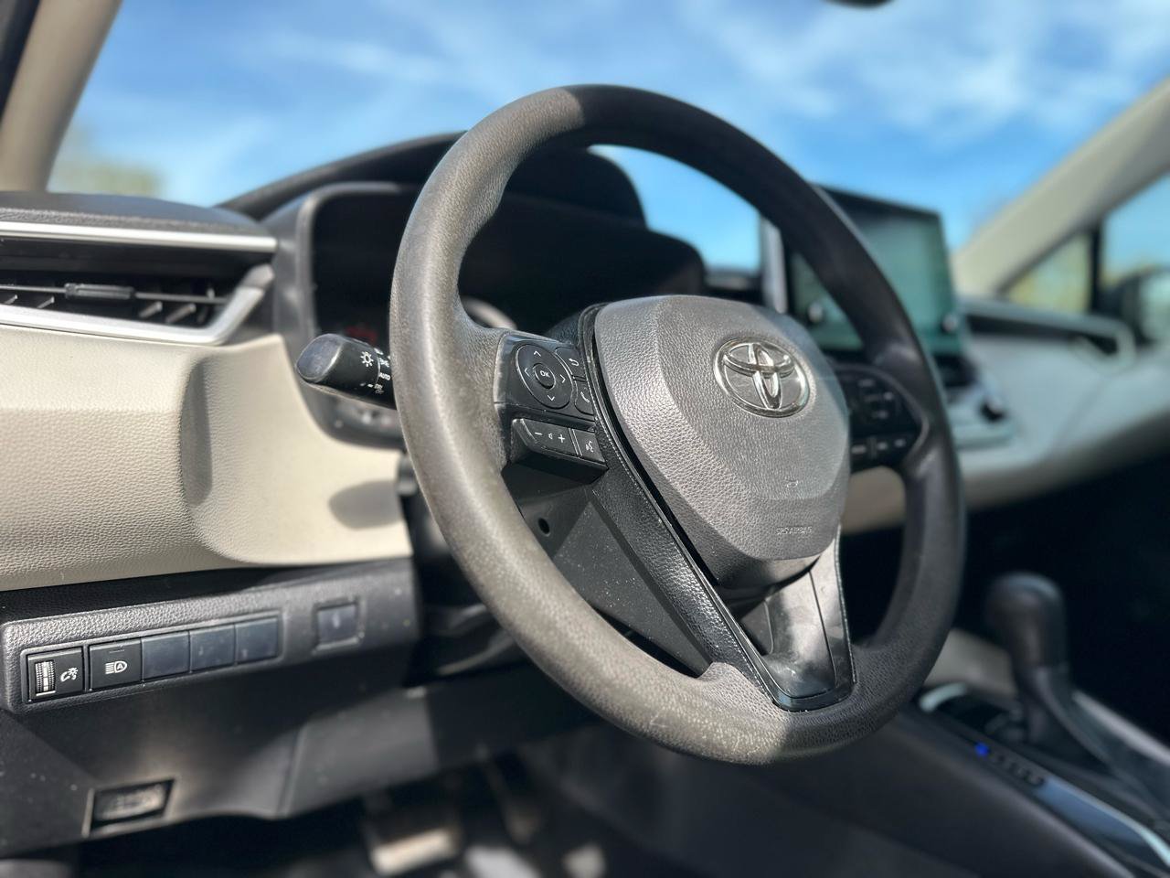 Used 2020 Toyota Corolla LE FWD image 12