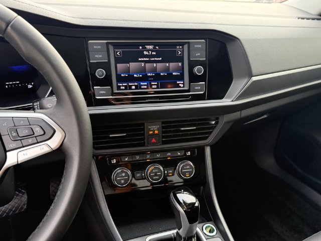 Used 2024 Volkswagen Jetta SE w/ Panoramic Sunroof Package FWD image 19