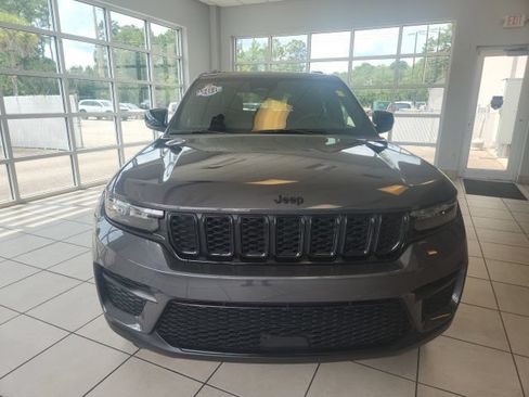 Used 2025 Jeep Grand Cherokee Altitude AWD/4WD image 3