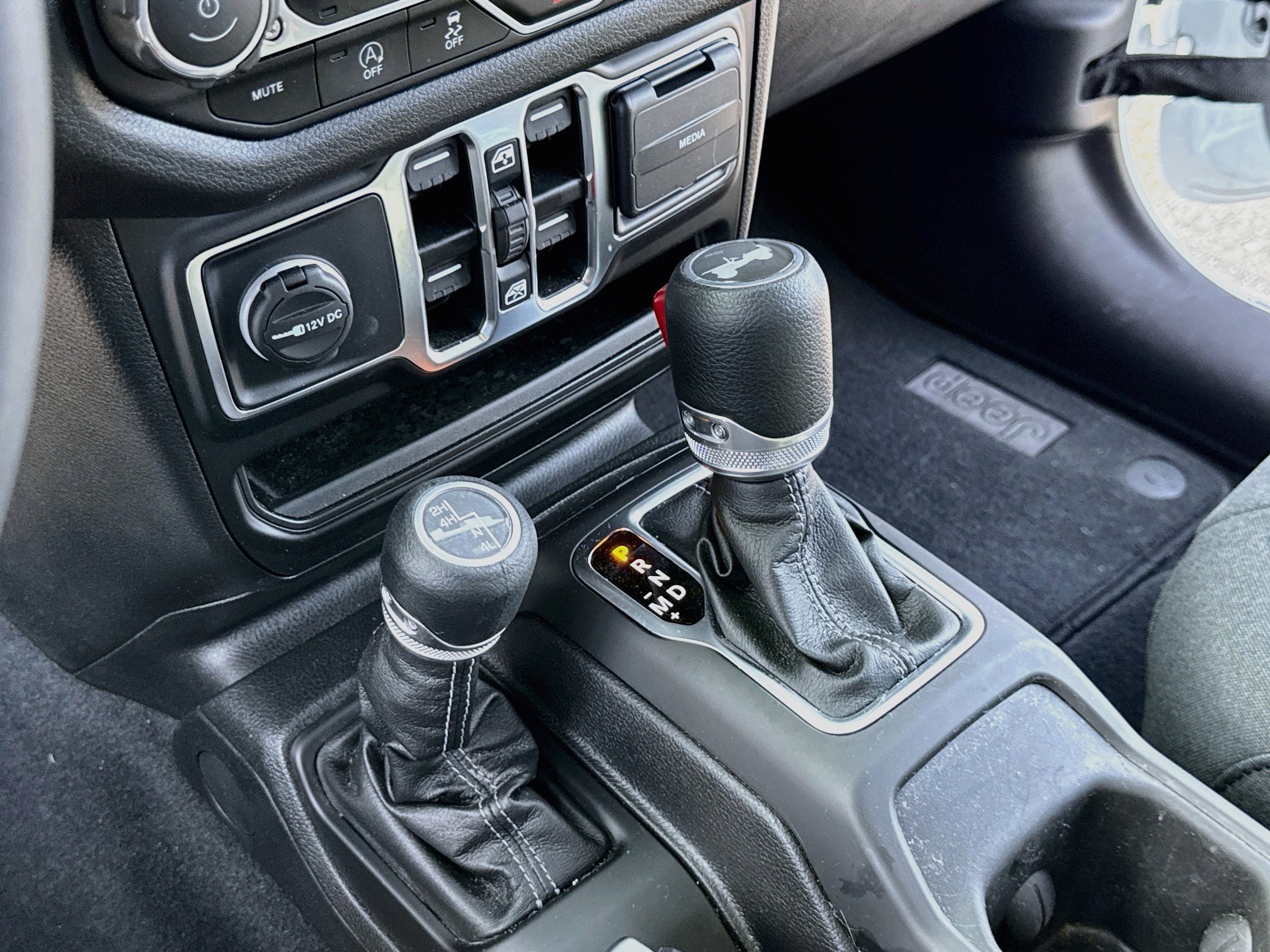 Used 2025 Jeep Wrangler Unlimited Sport AWD/4WD image 19