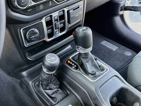Used 2025 Jeep Wrangler Unlimited Sport AWD/4WD image 19