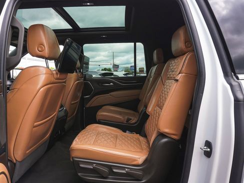 Used 2024 Cadillac Escalade ESV Premium Luxury w/ Performance Package AWD/4WD image 36