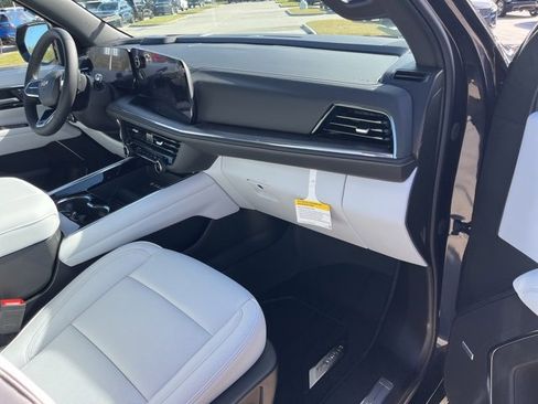 New 2025 Chevrolet Suburban Premier image 40