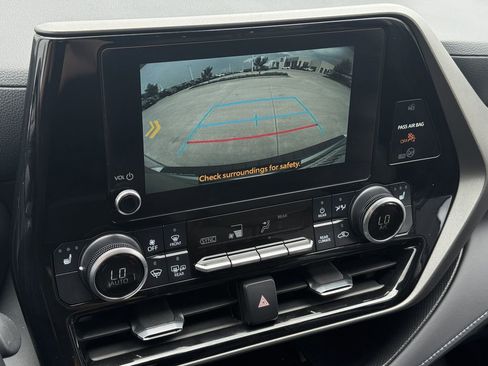 Used 2024 Toyota Highlander XLE AWD/4WD image 19