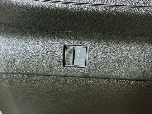 Used 2024 Chevrolet Colorado W/T image 17