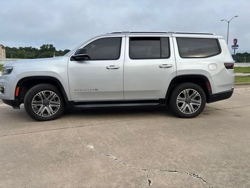Used 2023 Jeep Wagoneer 4WD w/ Premium Group I image 4