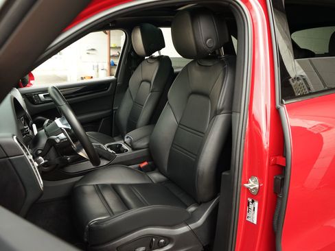 Used 2022 Porsche Cayenne S AWD/4WD image 3