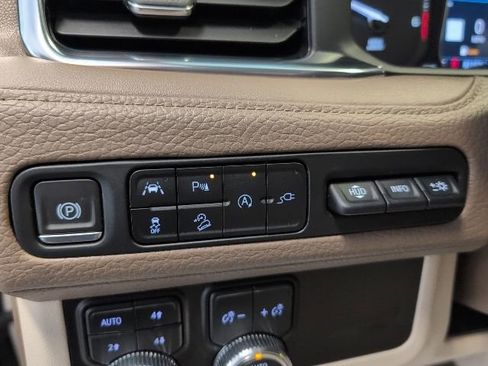 Used 2021 GMC Yukon Denali w/ Denali Premium Package AWD/4WD image 18