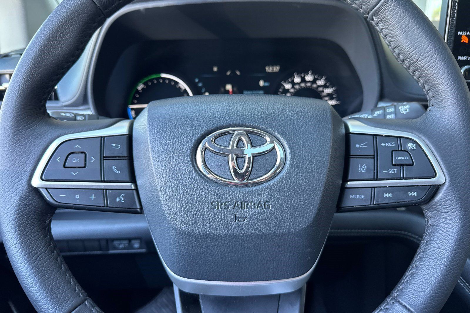 Used 2026 Toyota Sienna XLE FWD image 11