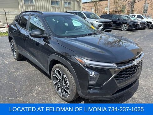 Used 2024 Chevrolet Trax RS w/ Sunroof Package FWD image 4