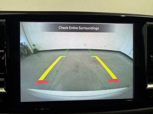 Used 2024 Chrysler Pacifica Touring-L FWD image 9