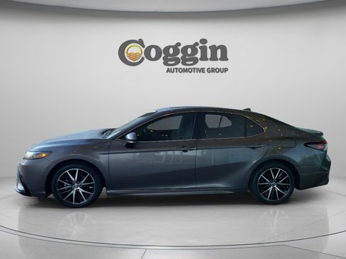 Used 2023 Toyota Camry SE image 3
