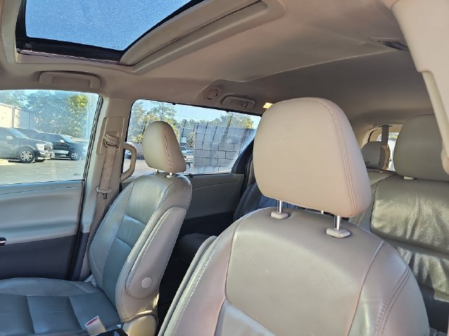 Used 2016 Toyota Sienna XLE FWD image 10