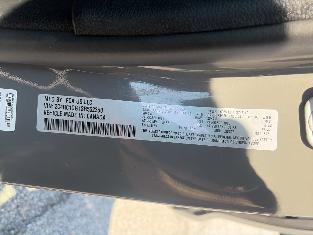 Used 2025 Chrysler Pacifica Limited FWD image 29