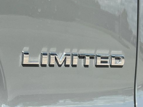 Used 2021 Jeep Cherokee Limited image 12