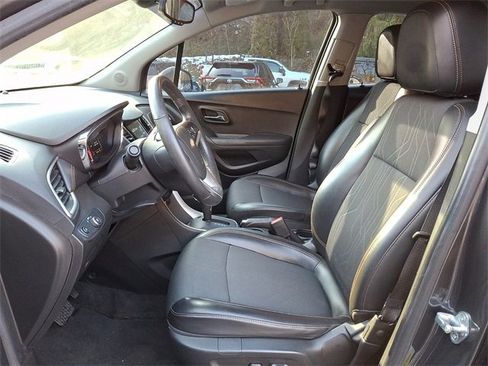 Used 2017 Chevrolet Trax LT w/ LT Convenience Package image 15
