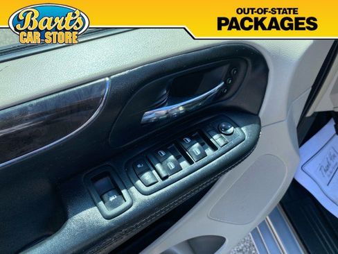 Used 2015 Chrysler Town & Country Limited Platinum FWD image 22